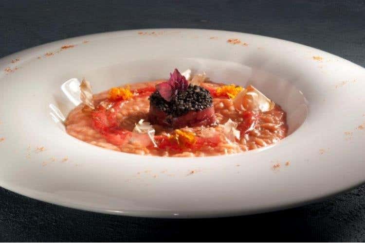 Risotto ai fichi d'india con tartare di ventresca di tonno, caviale nero di couscous e scorza d'arancia